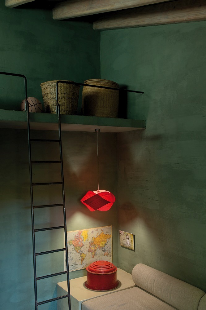 Nut Pendelleuchte von LZF Lamps mit orangefarbenem Schirm in einem stilvollen Interieur.