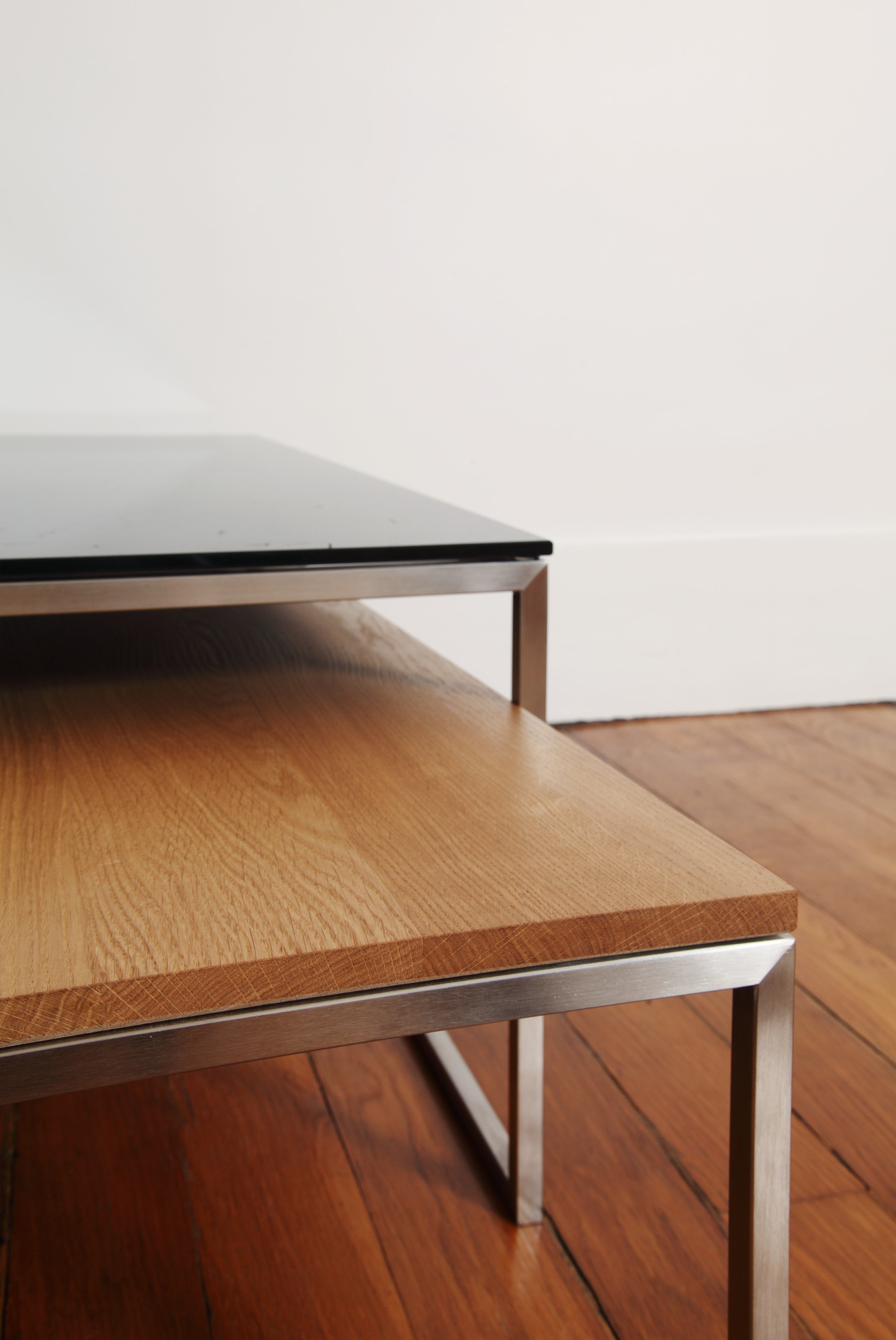 Less H 5/2 Couchtisch: Moderner Eiche Couchtisch mit Glasplatte und Stahlgestell für Wohnzimmer.