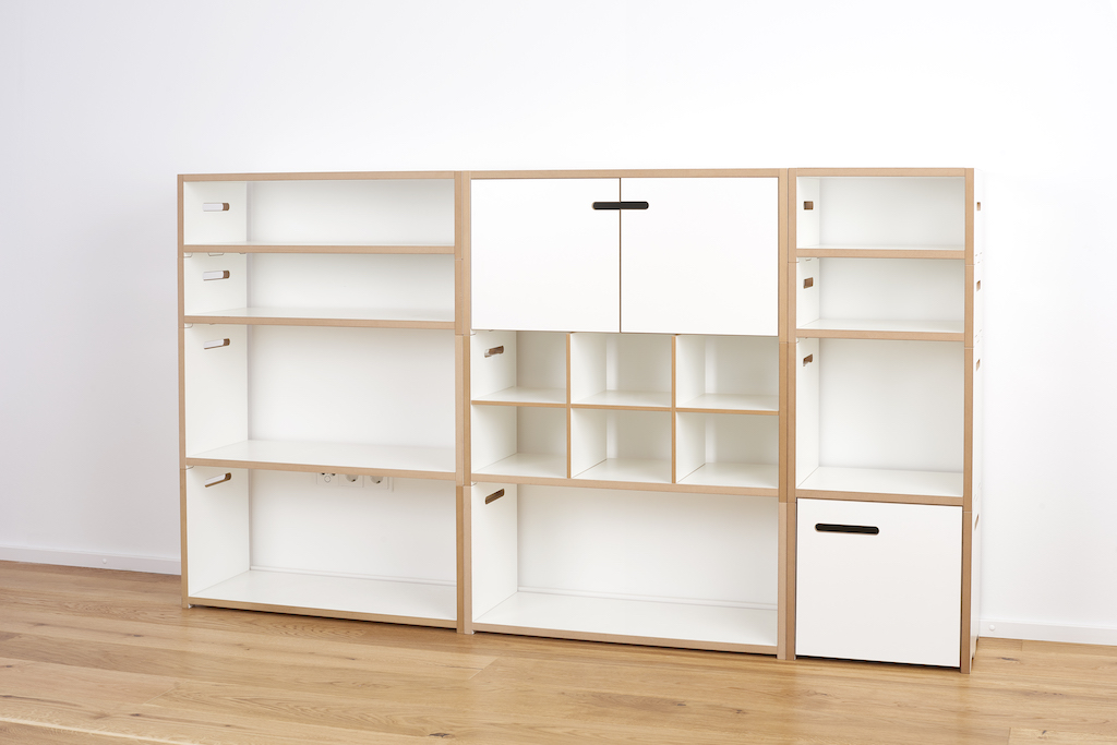 Tojo Halbstark Regalsystem mit Türe rechts, weißes modulares Regal mit Fächern und Stauraum.