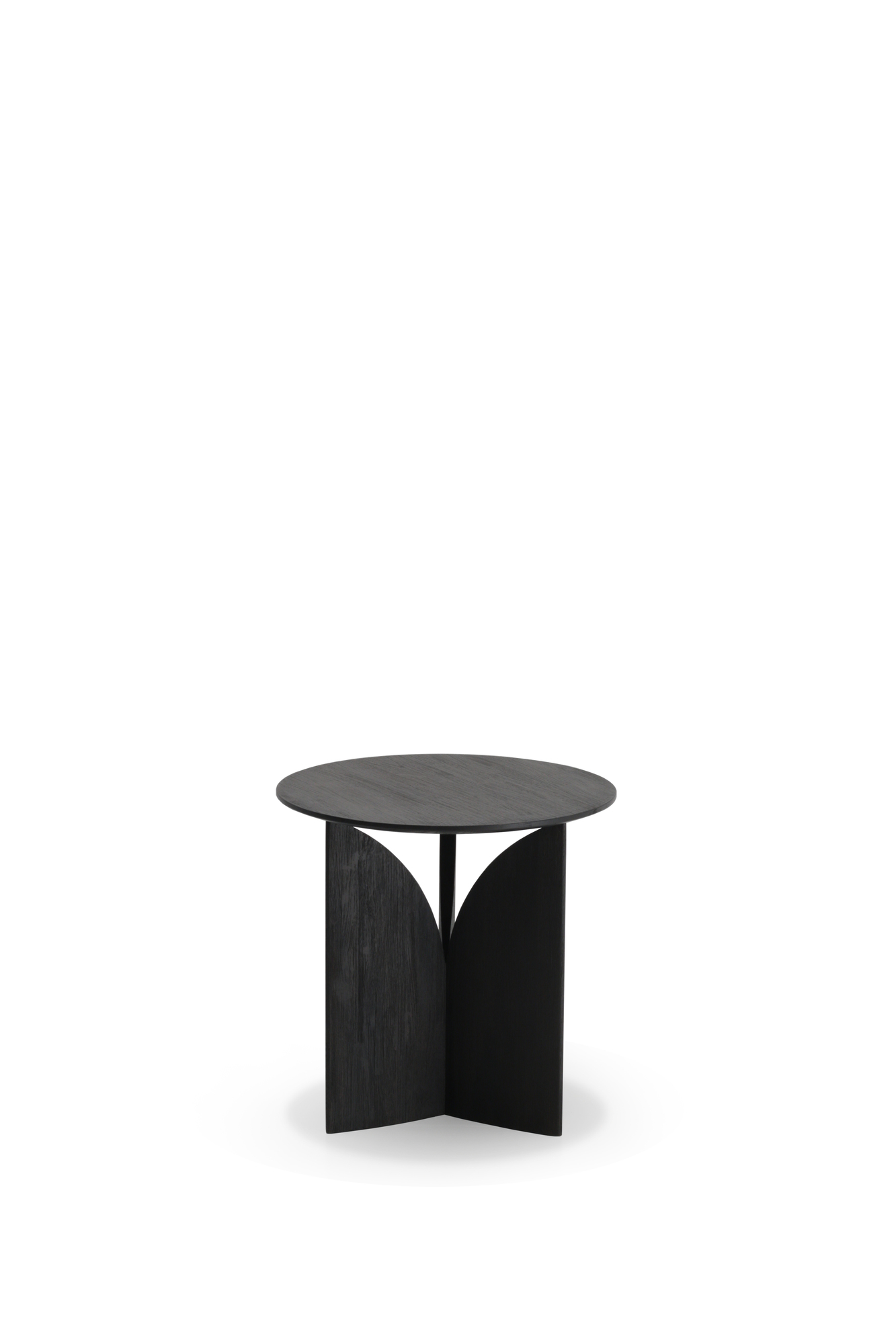 Ethnicraft Teak Fin Beistelltisch, schwarz lackiert, mit runder Tischplatte und einzigartigem, modernem Design.