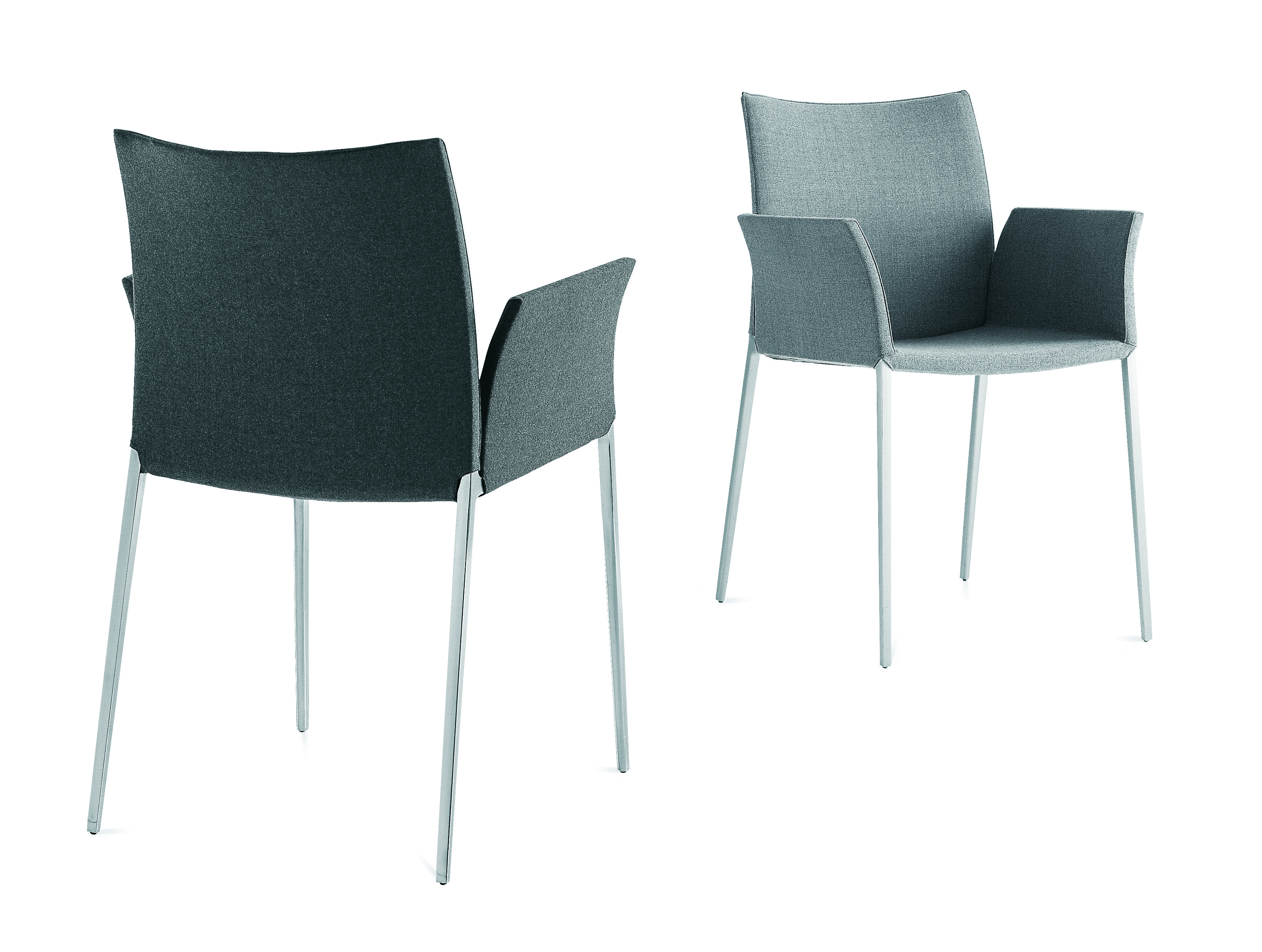 Zwei graue Lia Stühle mit Armlehnen und silbernen Beinen auf weißem Hintergrund.