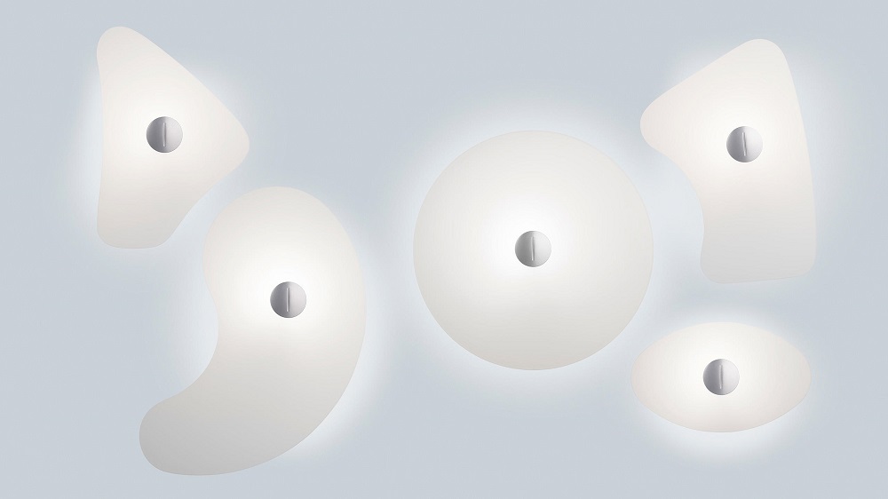 Foscarini Bit 5 Wandleuchten: Fünf abstrakte, weiße Wandlampen mit sanftem Lichtschein für moderne Innenräume.