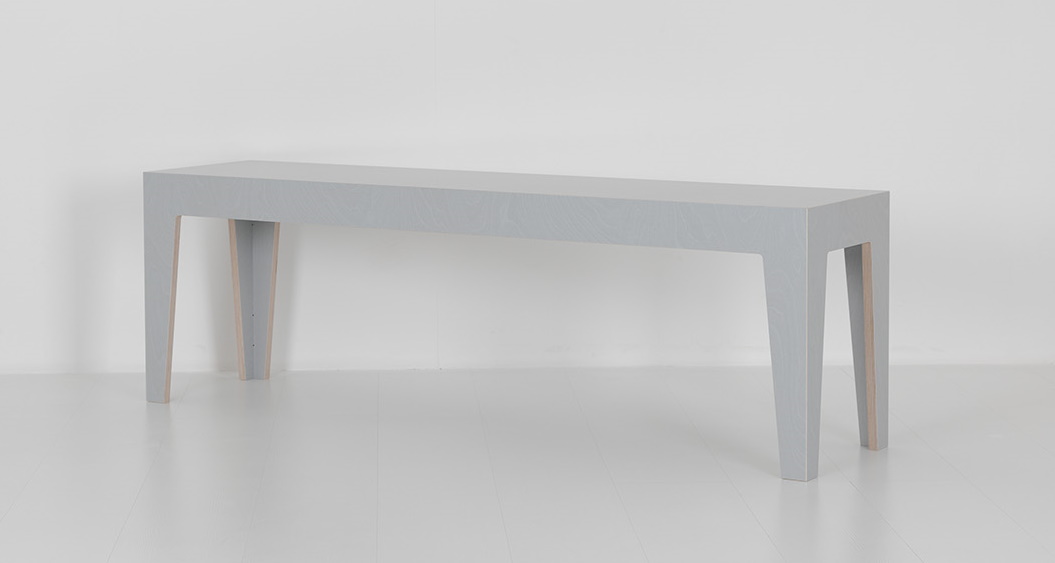 Helle, moderne Holzbank "Hilde" in Grau, ideal als Sitzbank oder Beistelltisch.