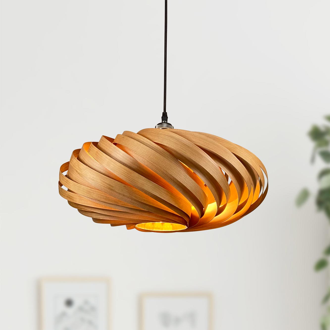 Veneria Hängeleuchte aus Kirschbaumholz, moderne Holzlampe für Wohnzimmer und Esszimmer, warmes Licht.