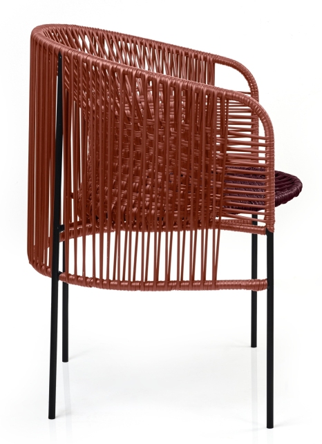 Caribe Chic Dining Chair: Brauner Outdoor Stuhl von ames mit schwarzem Metallgestell.