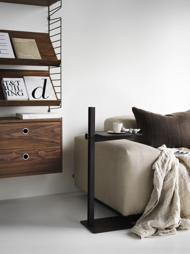 Museum Sidetable Beistelltisch von String Furniture in Schwarz neben einem Sofa, höhenverstellbar für Wohnzimmer.