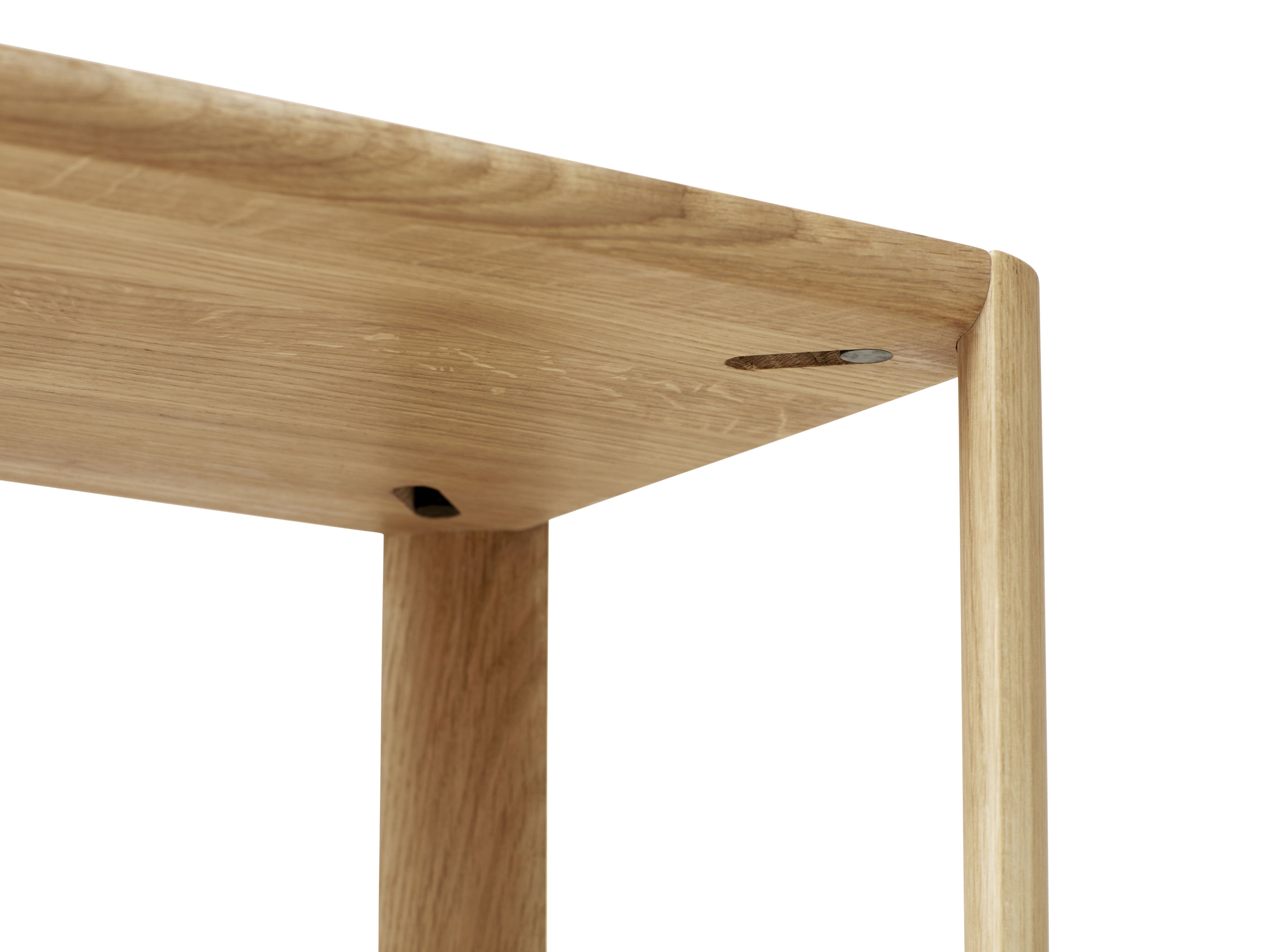 Detailaufnahme vom Leaf Regal, 2x2, Eiche weiß geölt, von Form & Refine. Fokus auf die Holzstruktur.