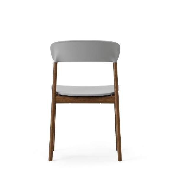 Herit Chair Stuhl von Normann Copenhagen, grauer Design Stuhl mit Holzbeinen.