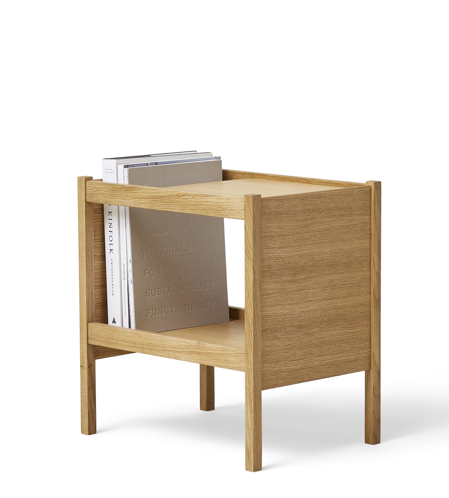 Journal Beistelltisch von Form & Refine aus Eiche mit Büchern im Regal.