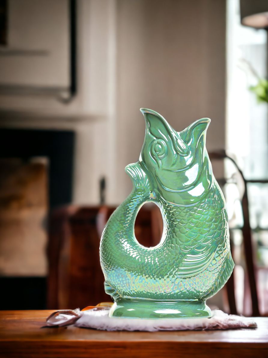Gluckigluck Karaffe in Meergrün mit schimmerndem Finish, Fisch-Design, dekorative Wasserkaraffe für Tischdekoration.
