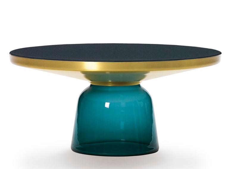 Bell Coffee Table Couchtisch mit blauer Tischplatte und Messingfuß. Design Couchtisch für Wohnzimmer.