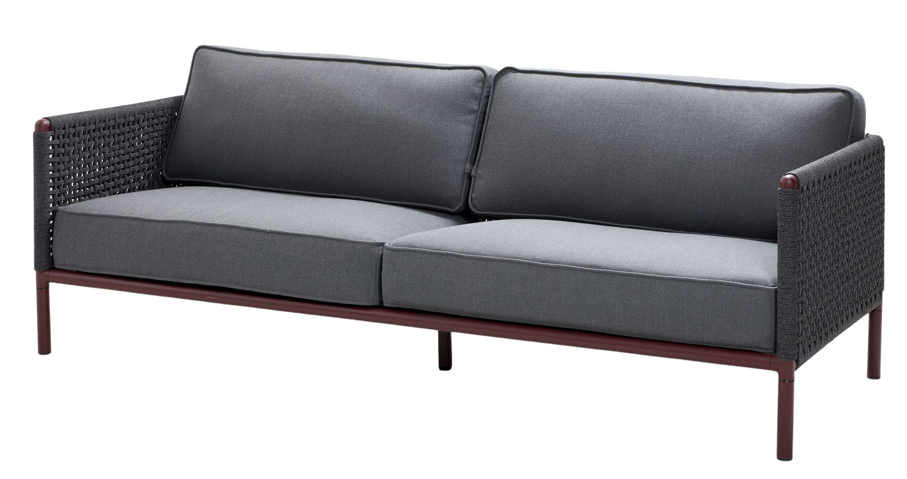 Graues Encore 3-Sitzer Sofa mit Cane-Line Geflecht und bordeauxfarbenem Rahmen für den Garten.