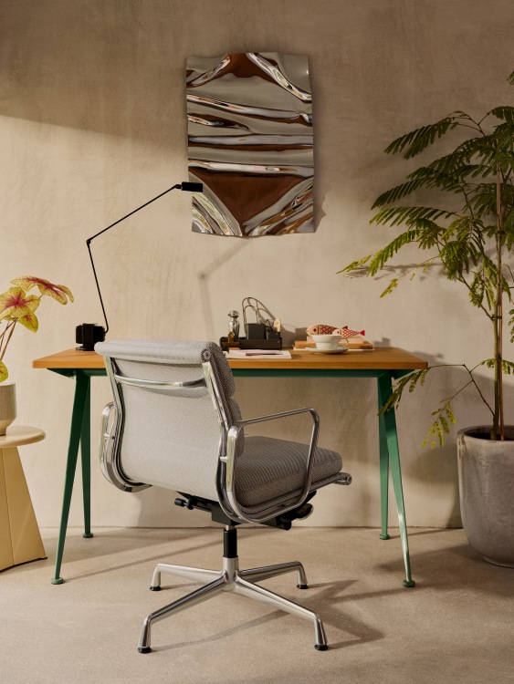 Büro mit Vitra Bürostuhl, Schreibtisch und Deko. Der Metall Hocker ist nicht im Bild.