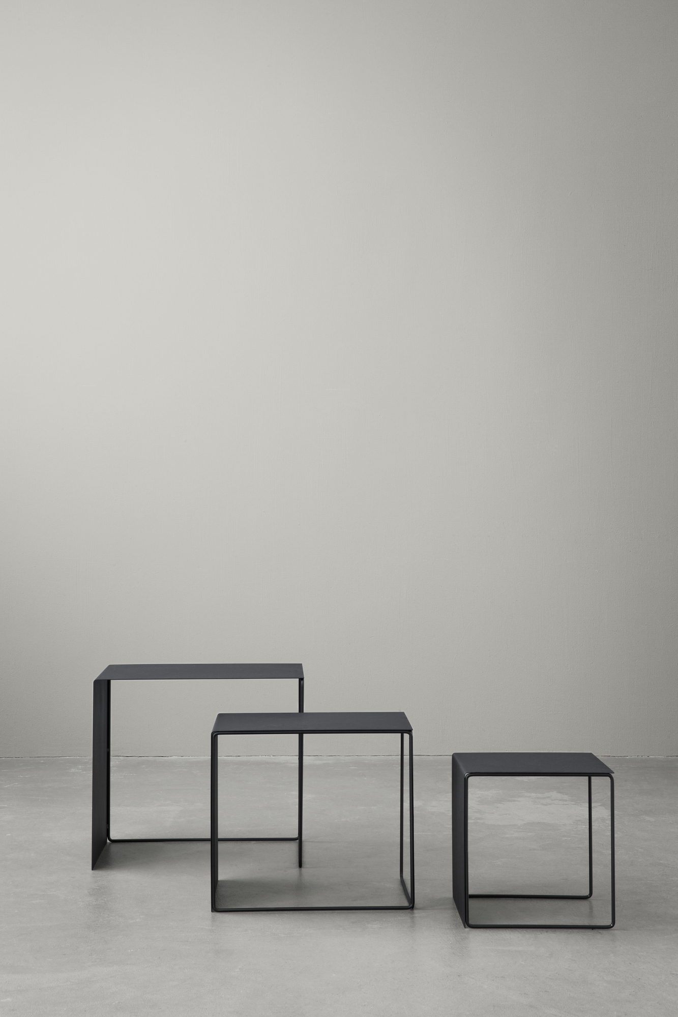 Cluster Tables 3er Set von Ferm Living: Schwarze, minimalistische Beistelltische in verschiedenen Größen.