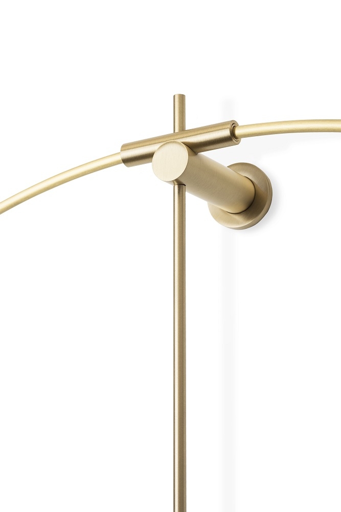 Detailaufnahme der New Anda Wanduhr von Nomon in Messing, modernes Design für Wohnzimmer.