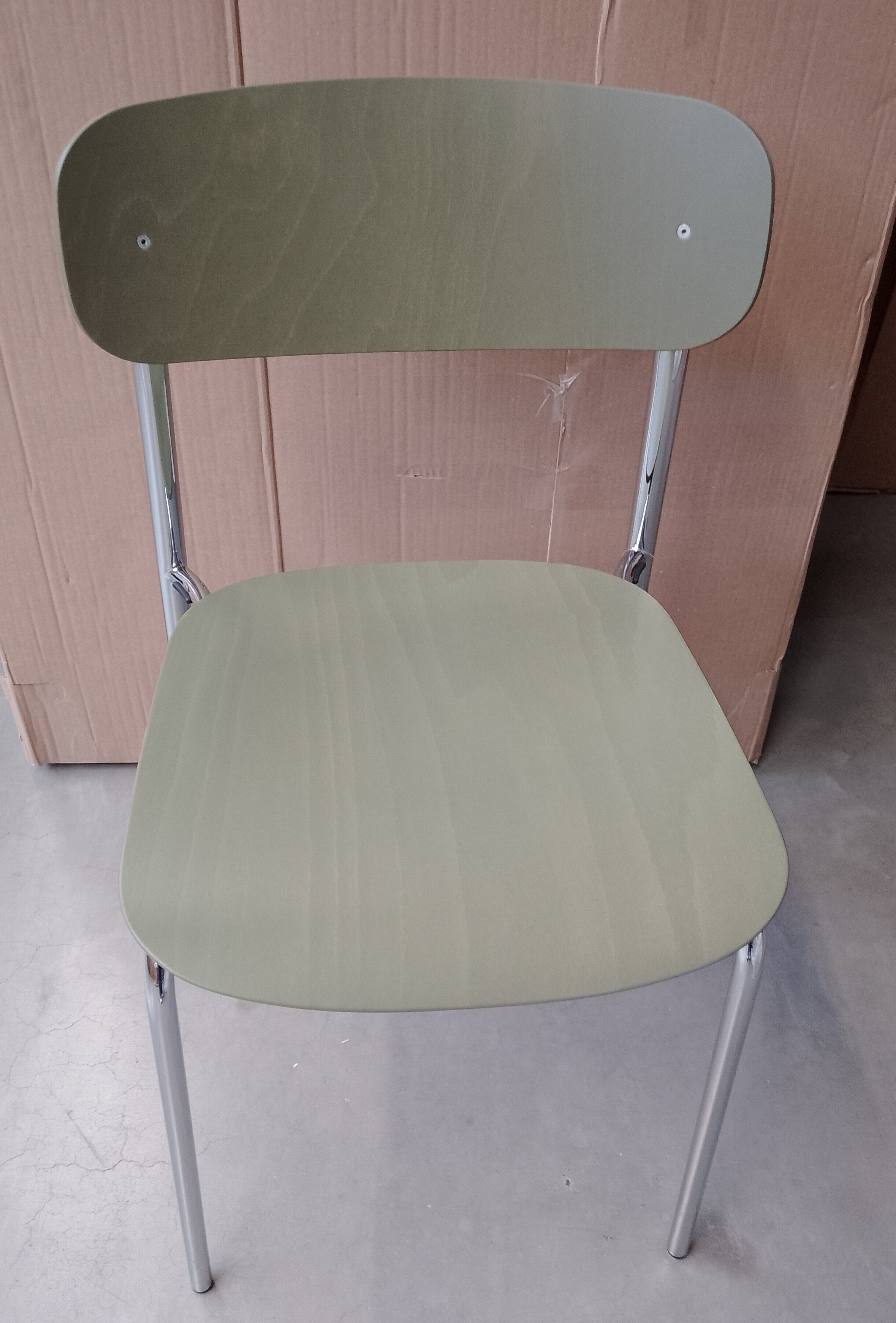 S 243 Stahlrohrstuhl in Olivgrün, Thonet Designklassiker mit Stahlrohrgestell und Holz Sitzfläche.