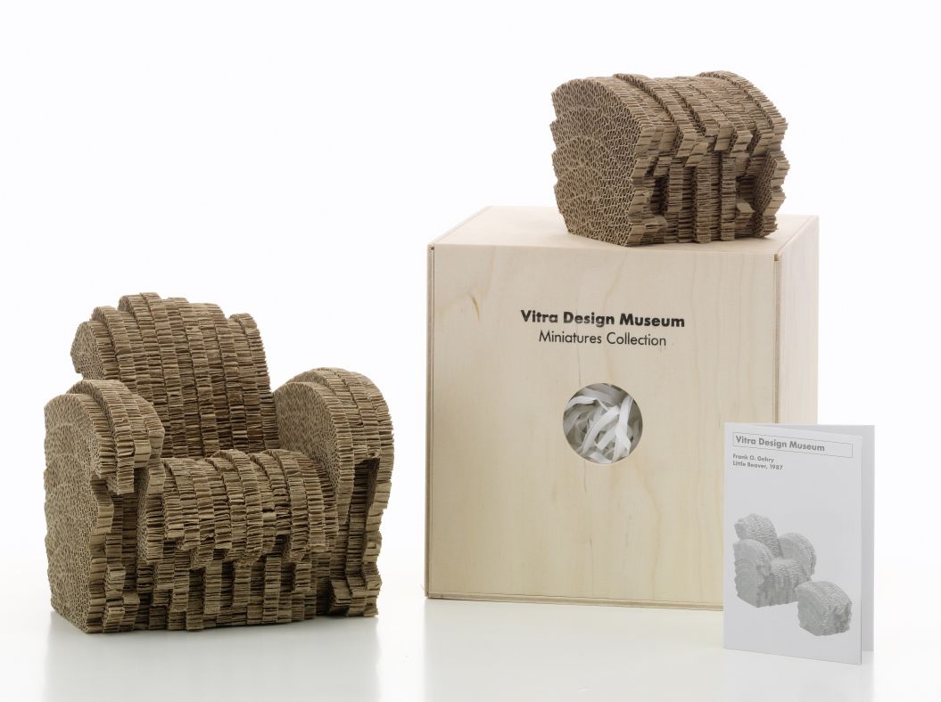 Little Beaver Miniatur Sessel von Vitra, hergestellt aus Pappe, mit Holzkiste. Designmöbel.