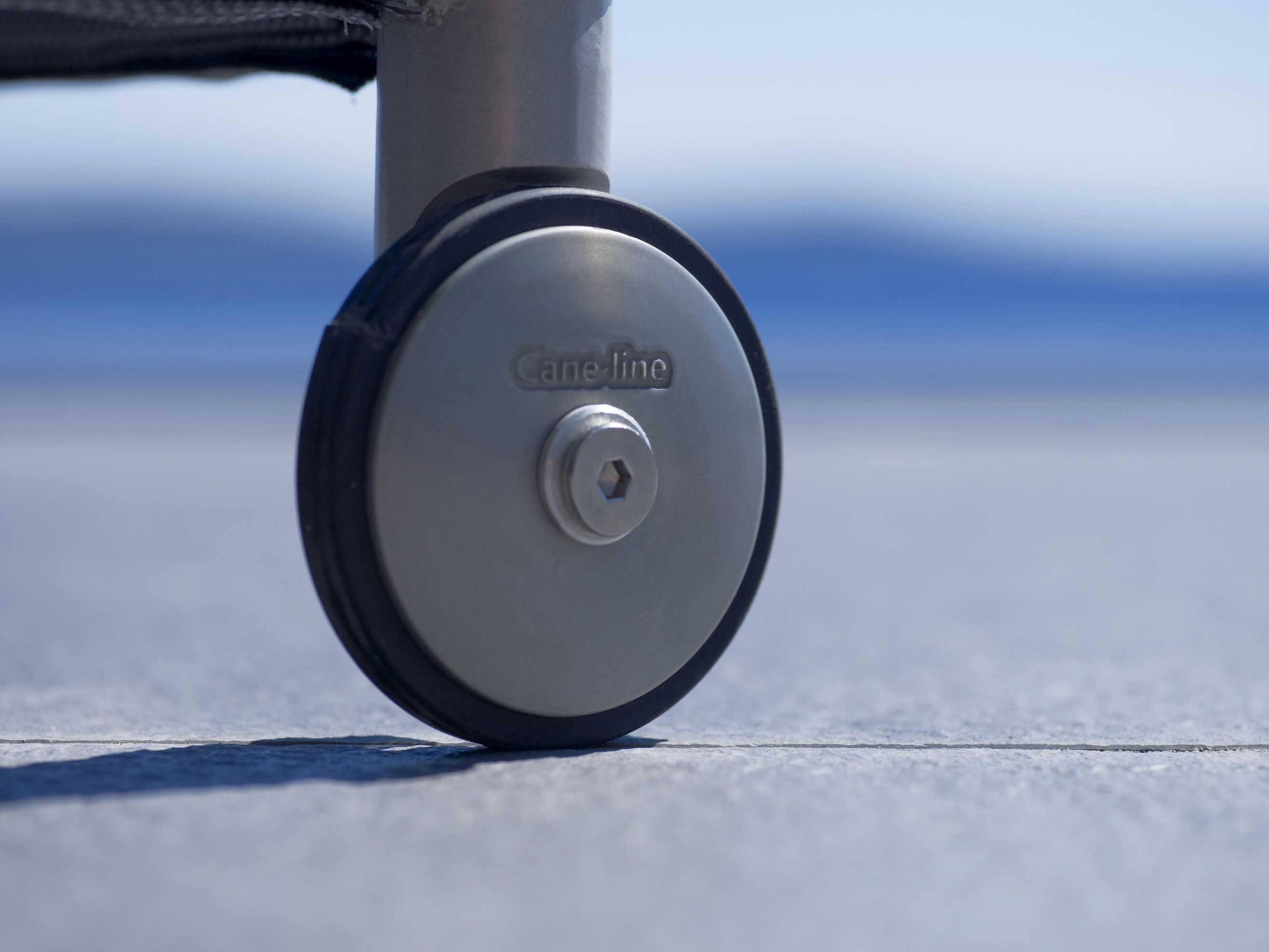 Detailaufnahme des Rades der Cane-Line Sonnenliege für den Outdoor-Bereich.