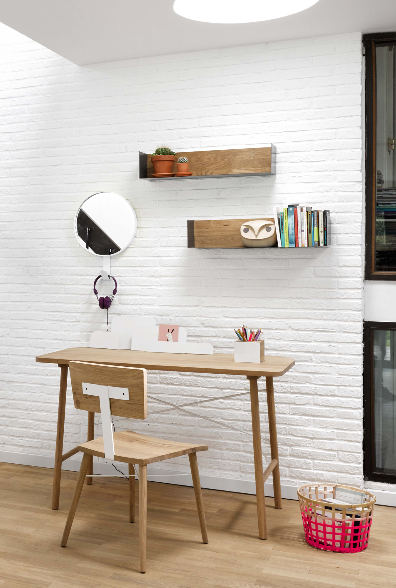 U Shelf Regal von Ethnicraft: Wandregal aus Eiche mit schwarzem Akzent in modernem Arbeitszimmer.