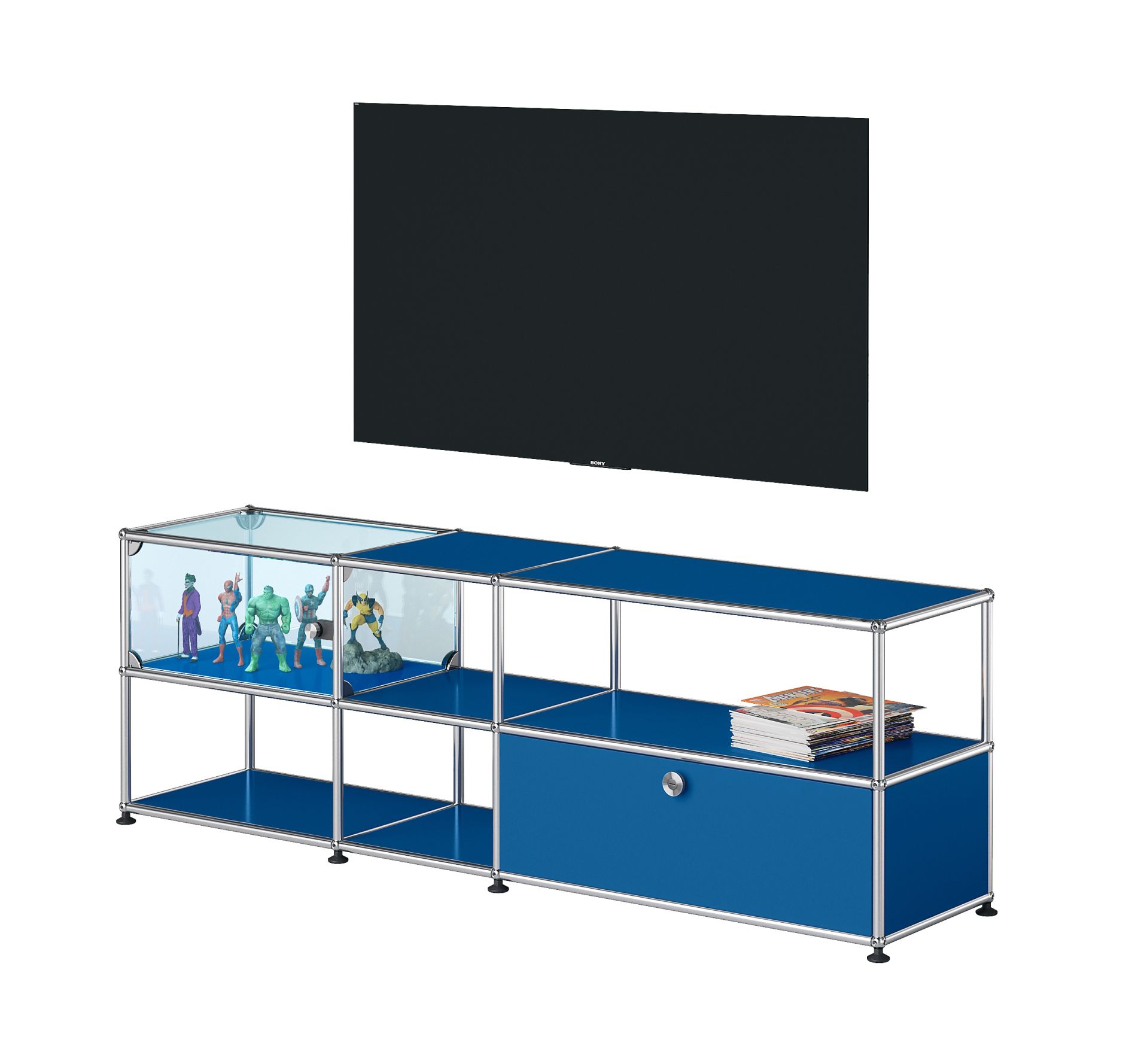 Blaues USM Haller Media Board mit TV, Glasvitrine und Comic-Heften. Designmöbel für Wohnzimmer.