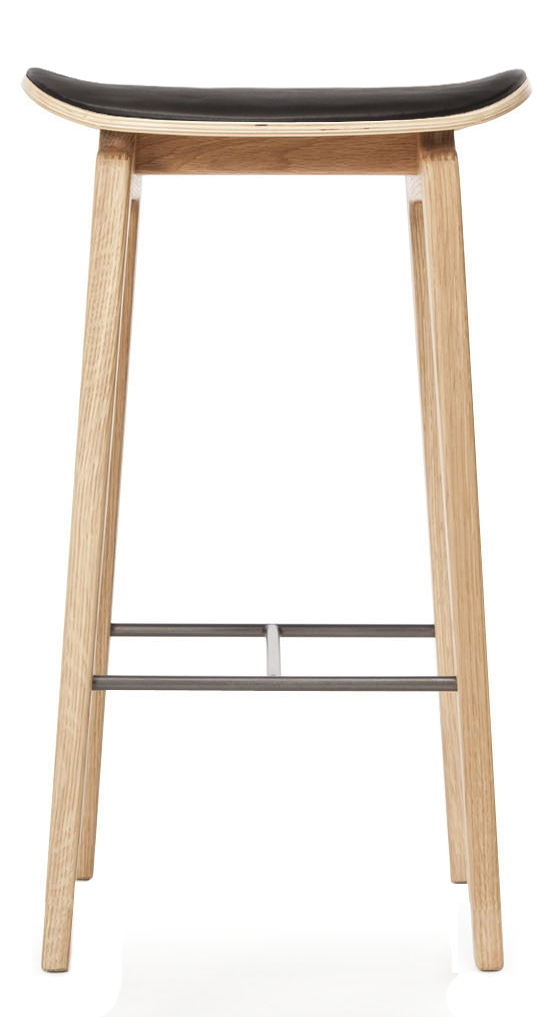 NY11 Barhocker aus Eiche natur mit schwarzem Lederbezug, Höhe 65 cm.
