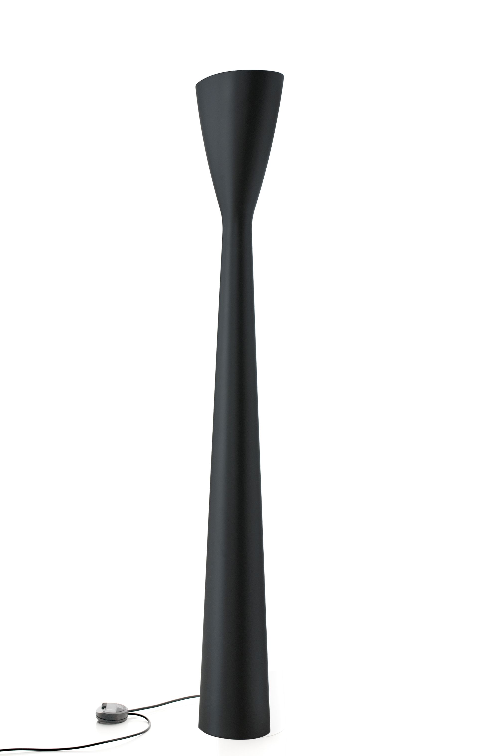 Schwarze D38L Carrara Stehleuchte von Luceplan, modernes Design, LED-Beleuchtung für Wohnzimmer und Büro.