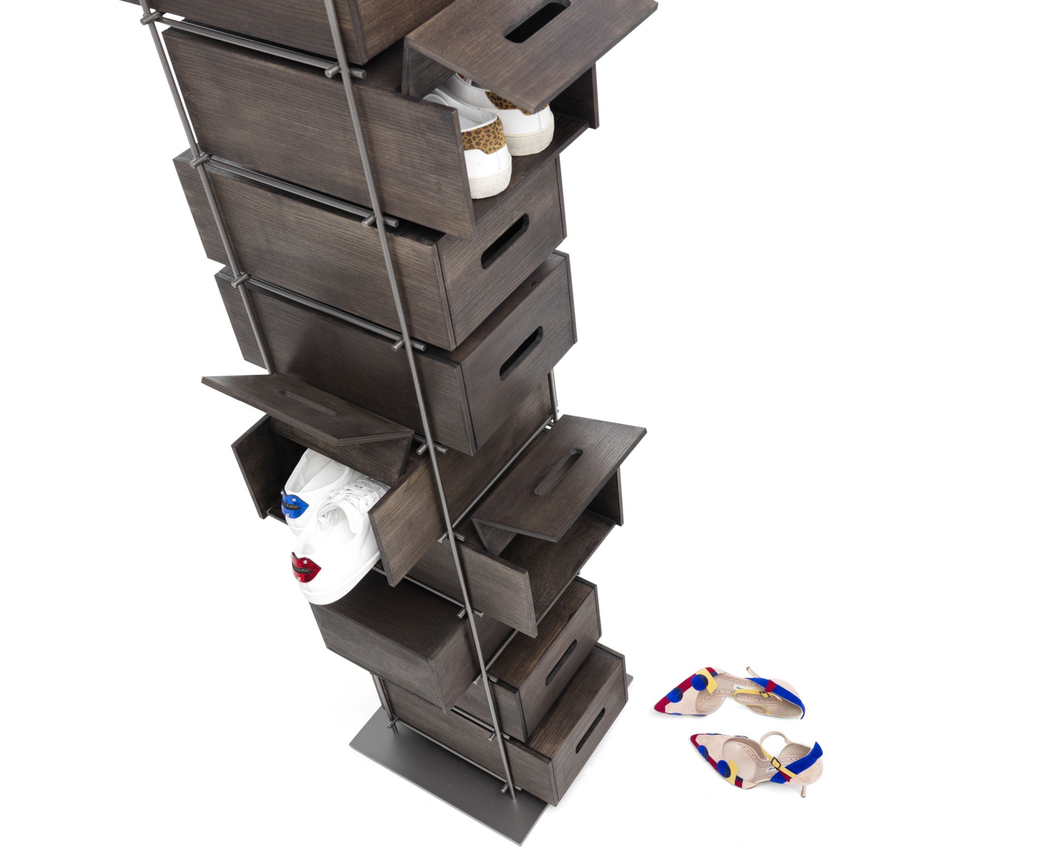 Manolo Schuhregal von Mogg aus dunklem Holz mit offenen Fächern und Schuhen.