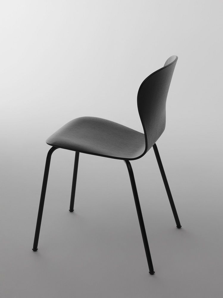 Schwarzer S 220 Formholzstuhl von Thonet ohne Armlehne, minimalistisches Design mit Stahlrohrgestell.
