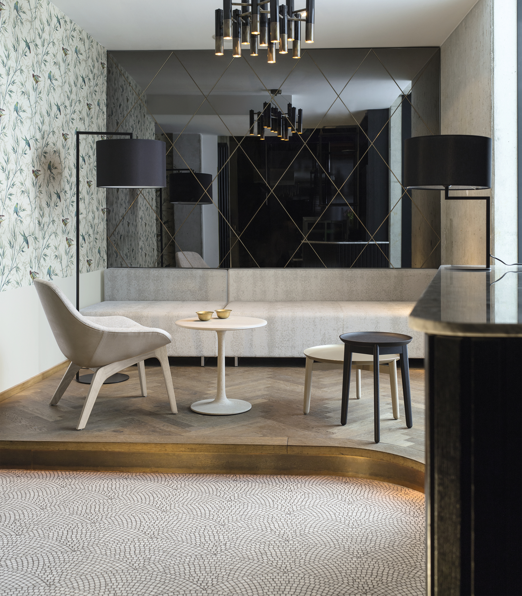 Nahaufnahme einer Neat Noon Tischleuchte in Weiß, modernes Design für Wohnzimmer.