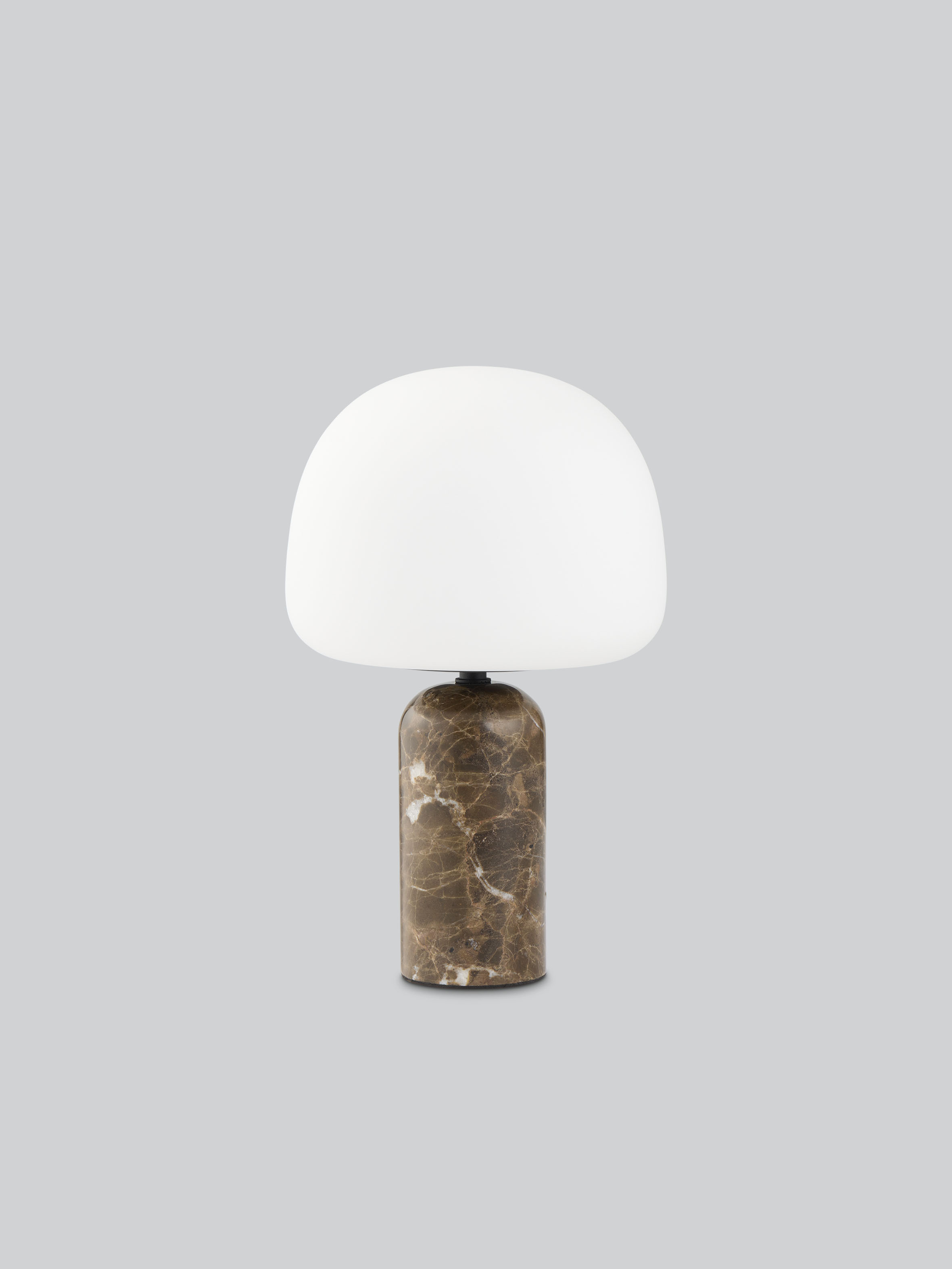 Kin Tischleuchte von Northern: Marmorfuß mit weißem Glasschirm für stimmungsvolle Beleuchtung.