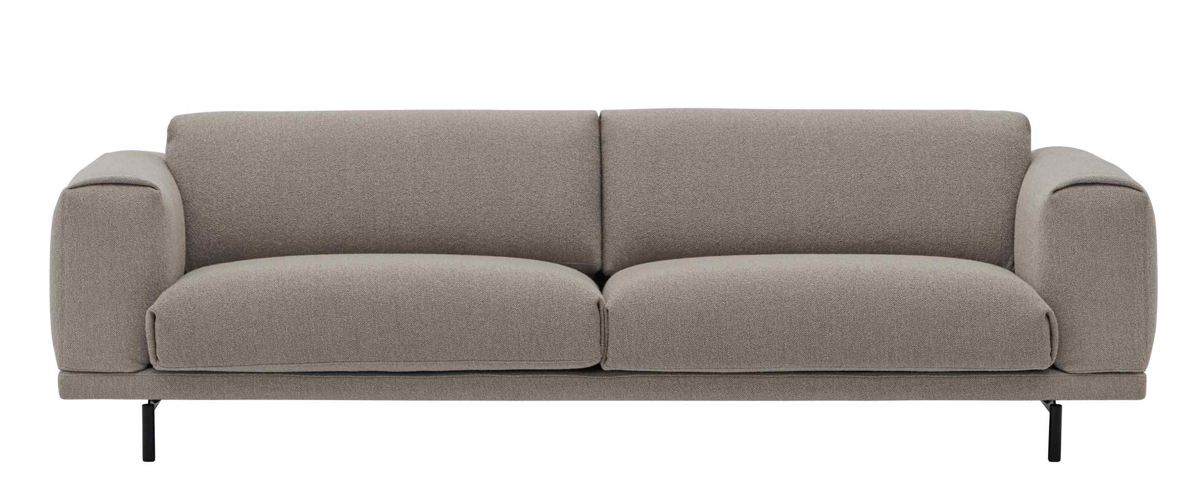 Beiges Muuto Rest Sofa mit drei Sitzen und schwarzen Füßen, Frontansicht.