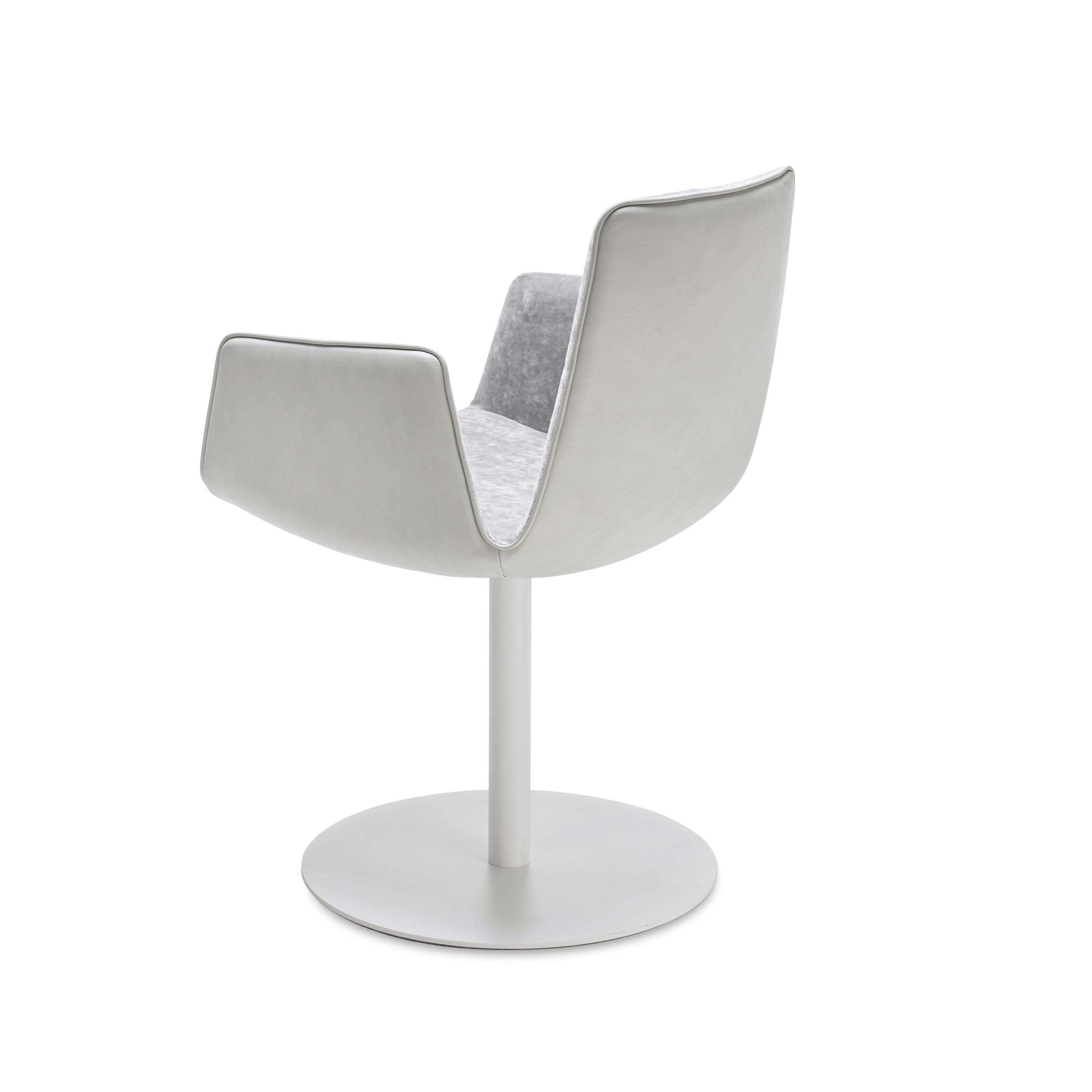 Amelie Armlehnstuhl von Freifrau Manufaktur, hohe Armlehnen, grauer Stoffbezug, Drehfuß, modernes Möbeldesign.