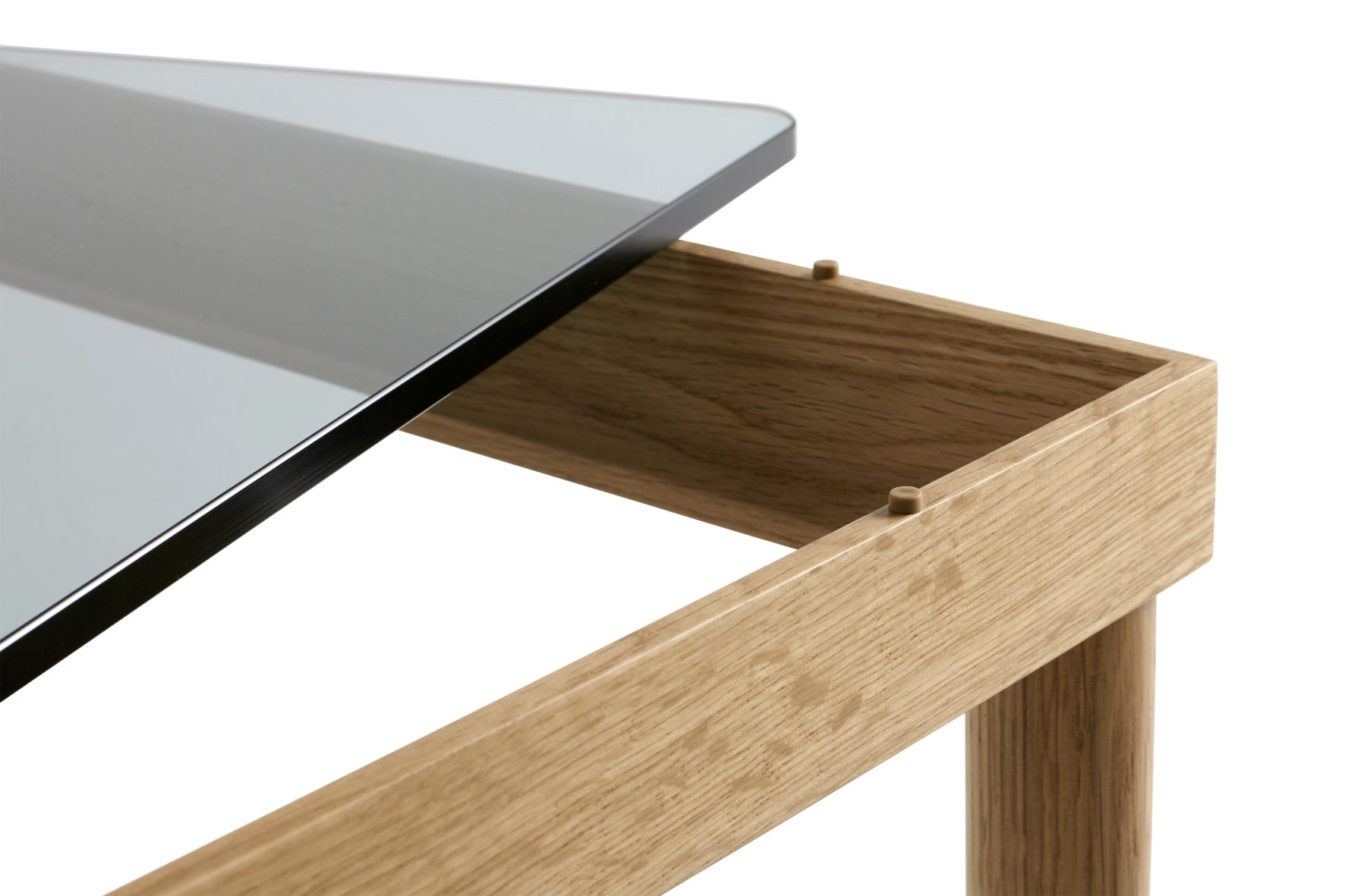 Detailaufnahme Kofi Couchtisch von Hay: Eiche massiv Gestell, geriffelte Glasplatte. Moderner Wohnzimmertisch.
