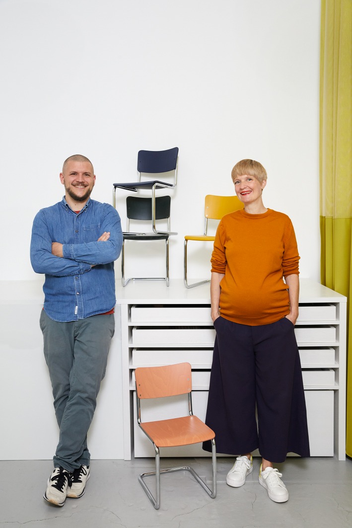 Zwei Personen präsentieren Thonet S 43 K Kinderstuhl Freischwinger in verschiedenen Farben, ergonomisch und zeitlos.