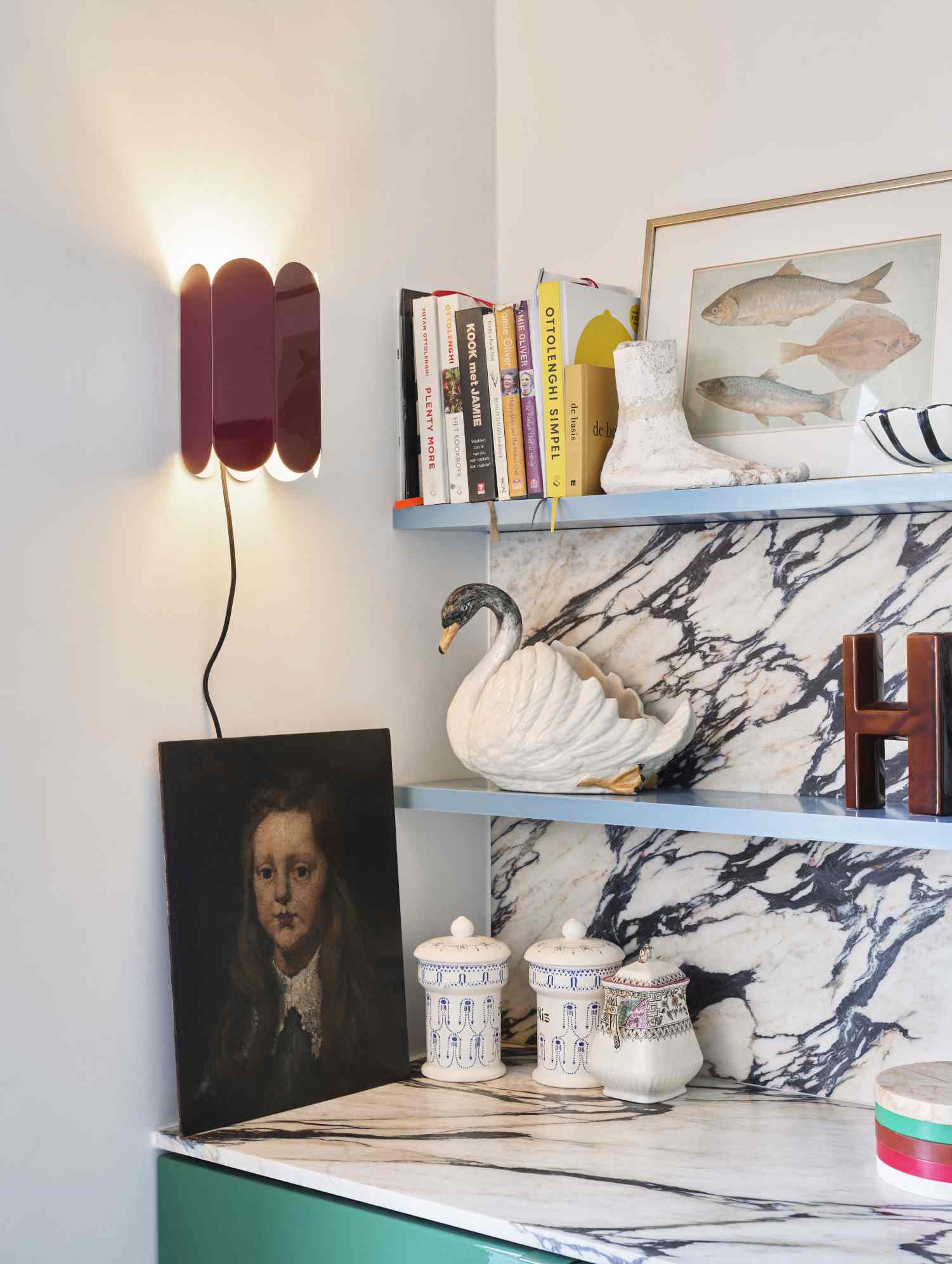 Arc Switch Wandleuchte in Kobaltblau an der Wand, modernes Design für Wohnzimmer und Schlafzimmer.