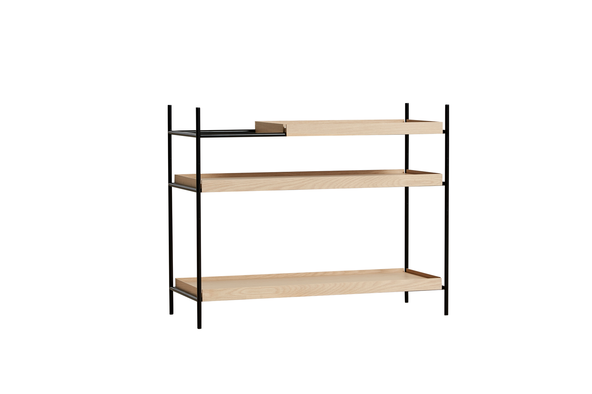 Tray Shelf Low Regal Woud: Modernes, niedriges Regal mit drei Ablagen aus hellem Holz und schwarzem Metallgestell.