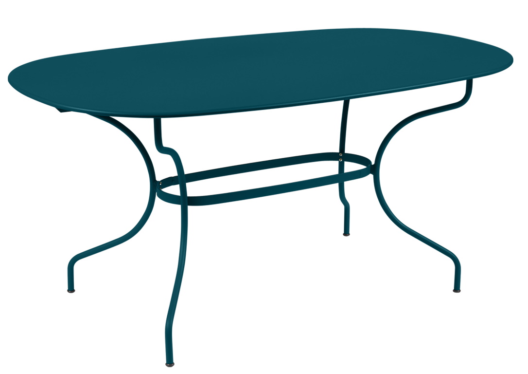 Blauer Opéra+ Gartentisch von Fermob, oval, aus Metall, für den Außenbereich.
