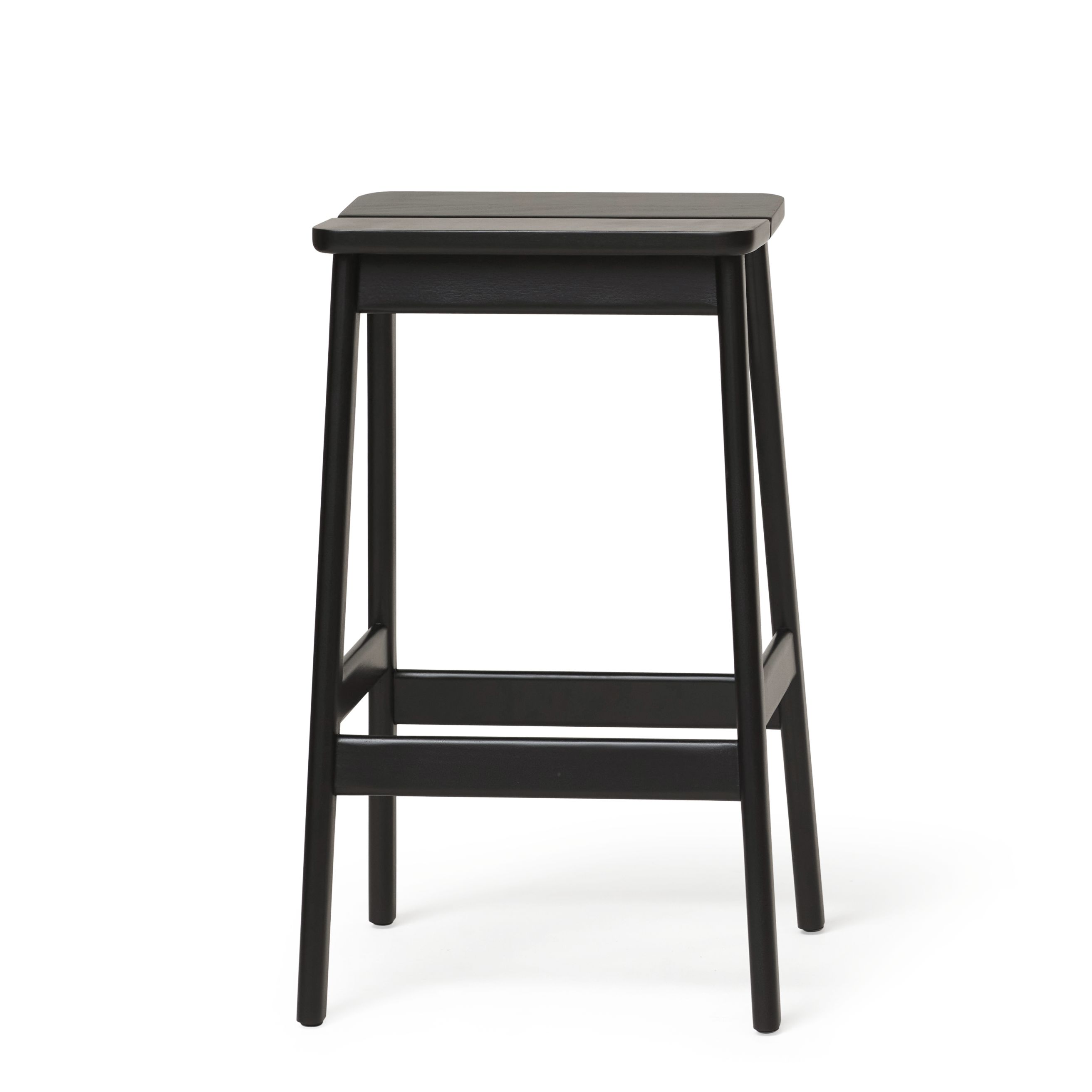 Angle Barhocker von Form & Refine, 65 cm hoch, schwarz gebeizt, aus Holz.