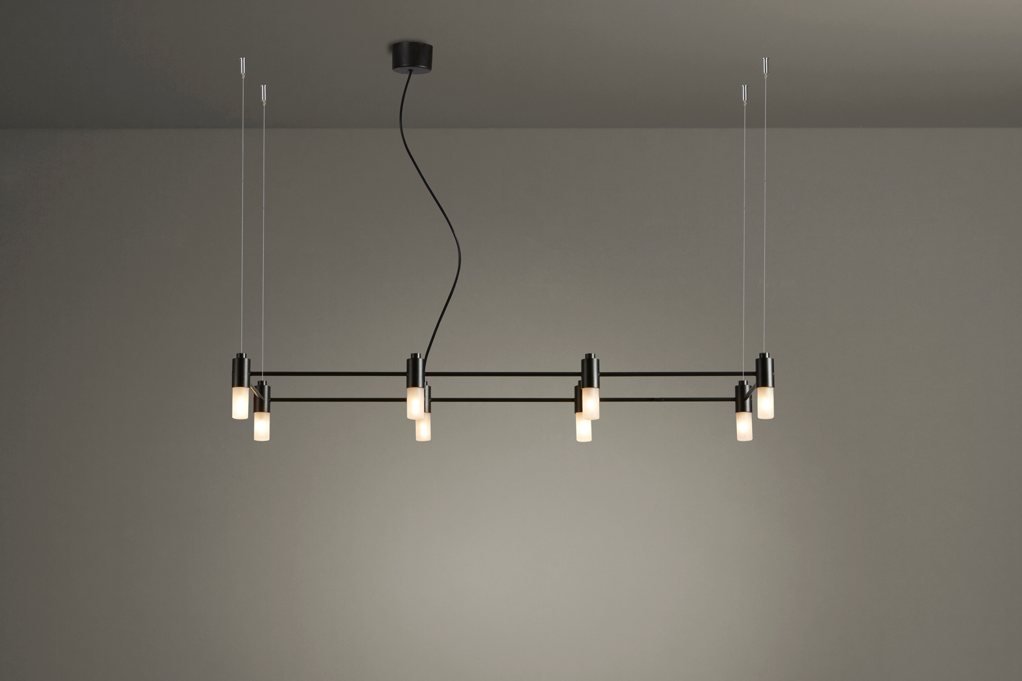 Schwarze Quadrante Pendelleuchte von Tooy mit mehreren Lampen und modernem Design für Wohnräume.