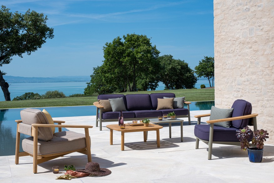 Twins Lounge Chair Sessel Outdoor Emu mit Sofa und Tisch auf einer Terrasse mit Poolblick.