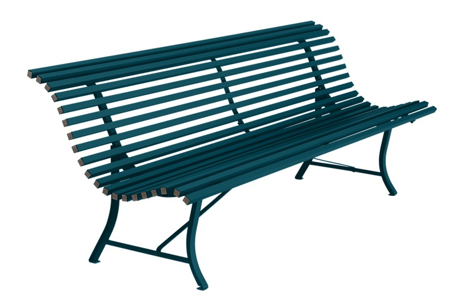 Blaue Fermob Gartenbank Louisiane aus Metall mit Lattenstruktur für den Außenbereich.