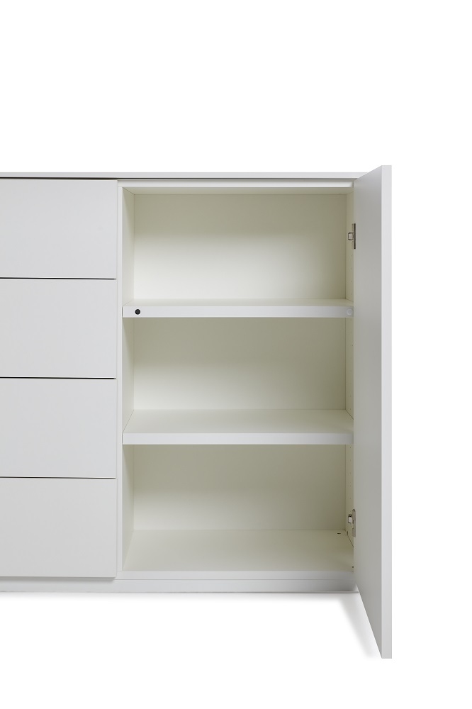 Weiße Modular Plus Kommode von Müller Möbelwerkstätten mit offener Tür und Regalböden.