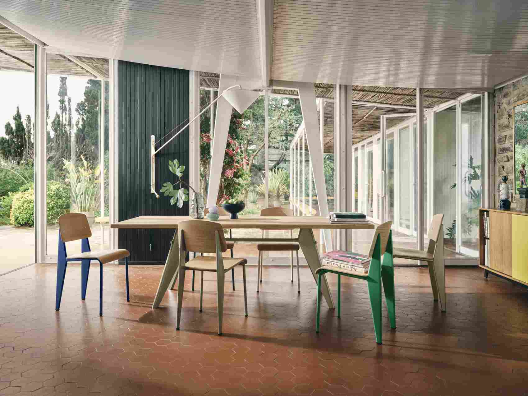 Innenaufnahme mit Potence Wandleuchte von Vitra und Abat-Jour Conique Lampenschirm.