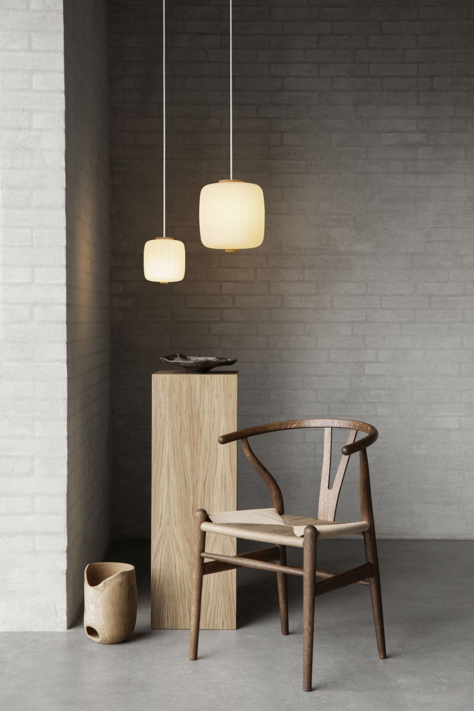 Zwei EK61 Opal Pendelleuchten von Carl Hansen & Søn über einem Holzstuhl in einem modernen Raum.
