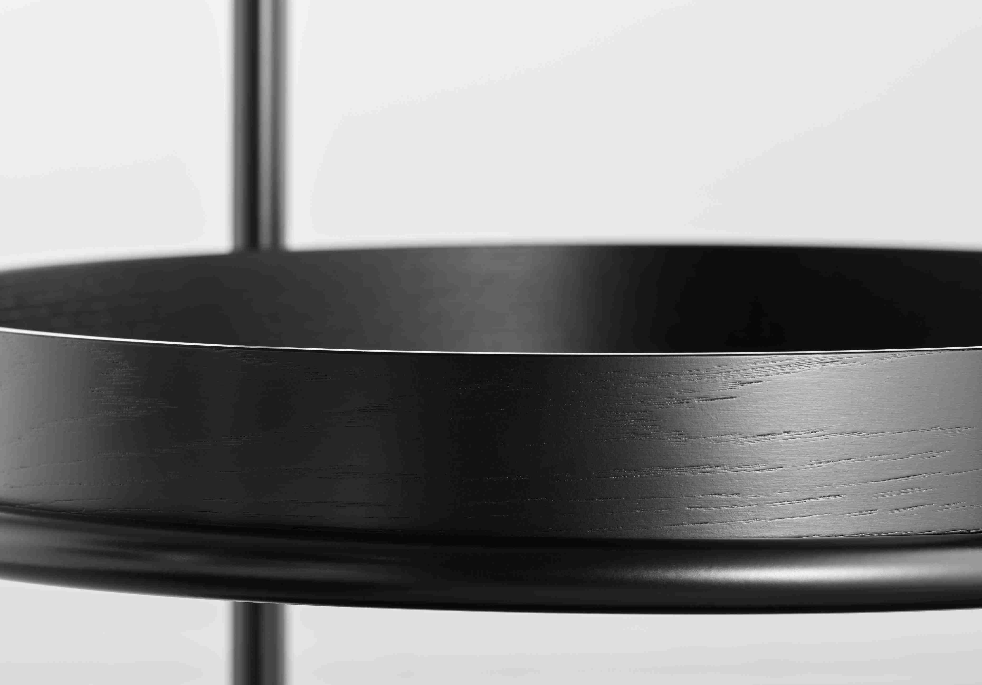 Detailaufnahme: K6 Trolley Servierwagen Tecta, Eiche schwarz lackiert, verchromtes Stahlrohr, modernes Möbeldesign.