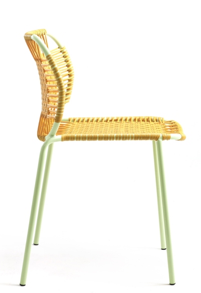 Seitenansicht des Cielo Stacking Chair von ames, ein gelber Outdoor Stuhl mit hellgrünem Gestell.
