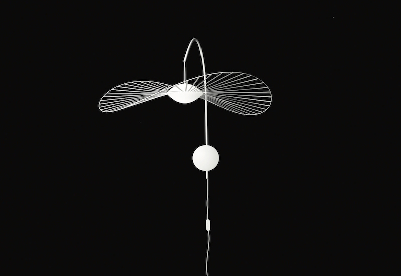 Vertigo Nova Wandleuchte von Petite Friture in Weiß mit filigranem, grafischem Design und zwei Leuchtkörpern.