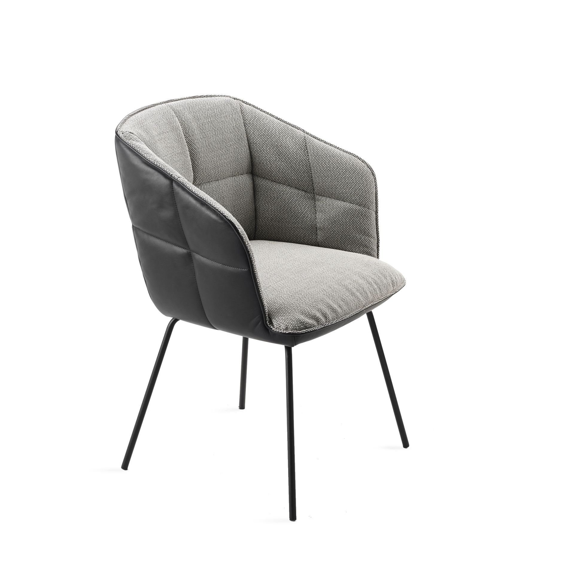 Marla Armlehnstuhl von Freifrau Manufaktur mit hoher Armlehne, grauem Stoff und schwarzen Metallbeinen.