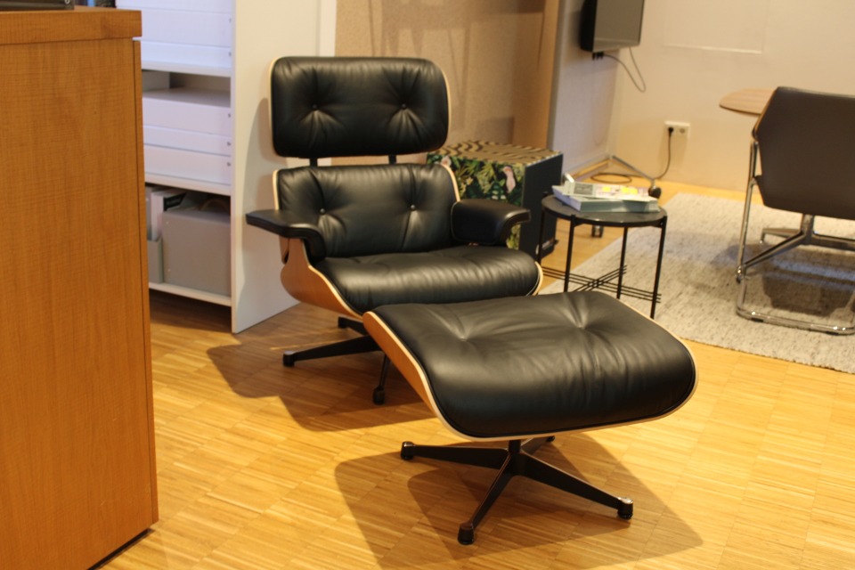 Schwarzer Eames Lounge Chair mit Ottoman Sessel, Vitra Ausstellungsstück, Ledersessel mit Holzschale.