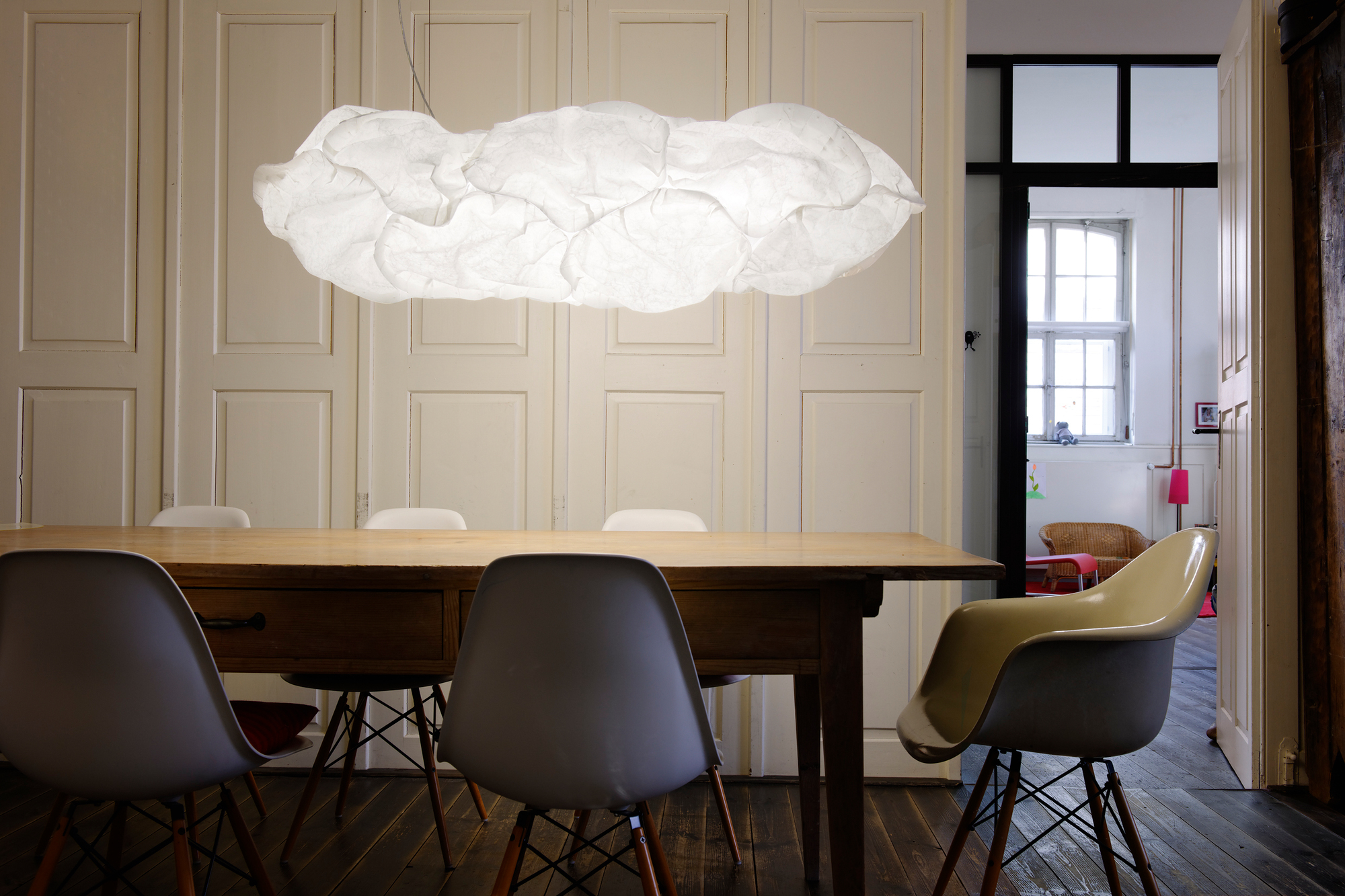 Esszimmer mit Belux Cloud Pendelleuchte, einer modernen LED Lampe in Wolkenform.